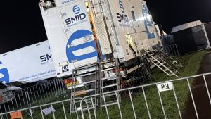 Regiewagen van Smid Broadcast Facilities op het evenemententerrein in Pekela.