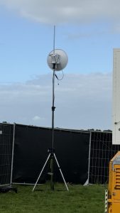 Straalantenne op een tijdelijke mast voor de liveverbinding met Henk Wijngaard.