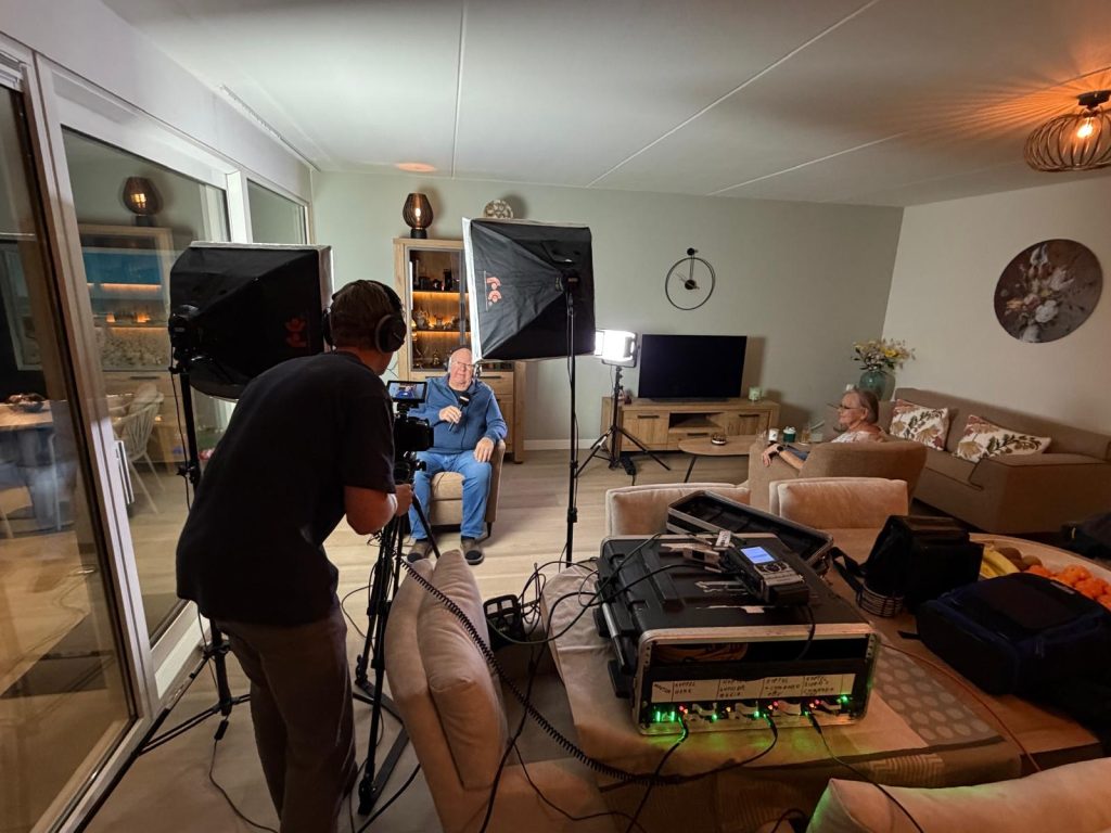 Camera, verlichting en audioapparatuur voor de liveverbinding met Henk Wijngaard vanuit een woonkamer.